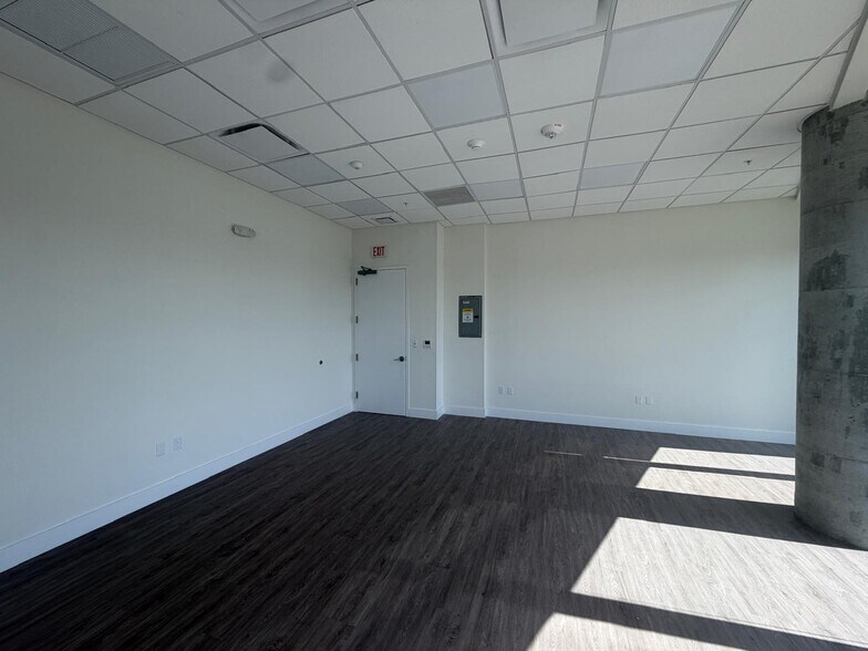 More Photos Of 21290 Biscayne Blvd, Aventura Office Residential For Lease