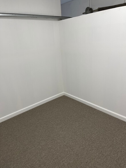 More Photos Of 130 Lenox Ave, Stamford Warehouse For Sale