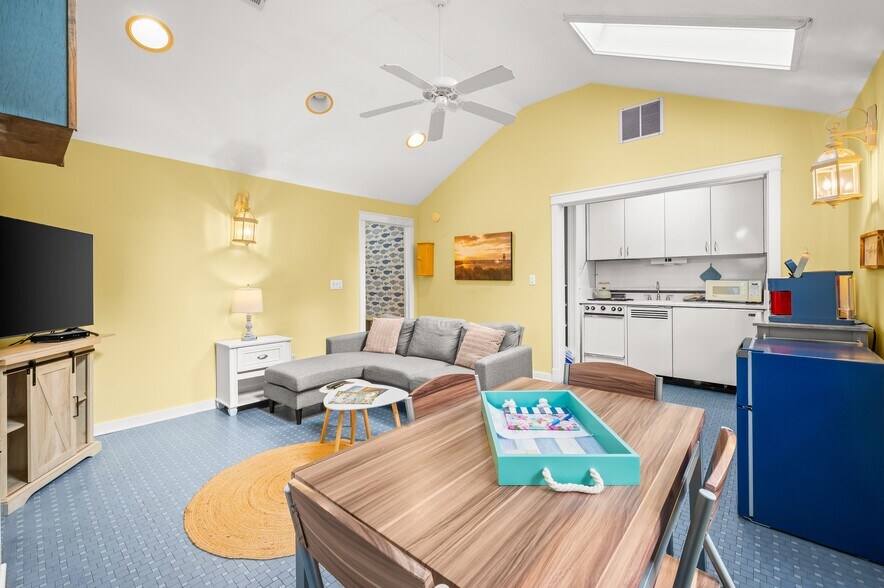 More Photos Of 231 E Buffalo St, New Buffalo Hotel For Sale