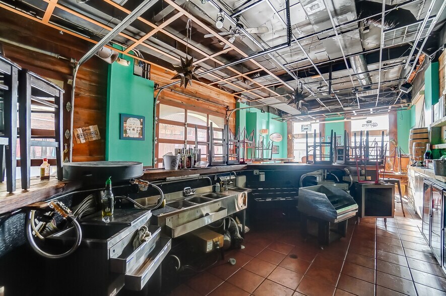 More Photos Of 491 Park St, Columbus Bar For Lease