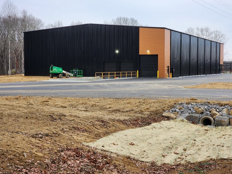 More Photos Of 936 Volunteer Pky, Manchester Warehouse For Lease