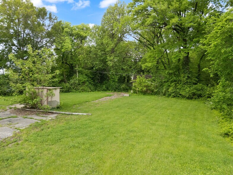 More Photos Of 2000 Utica Pike, Jeffersonville Marina For Sale