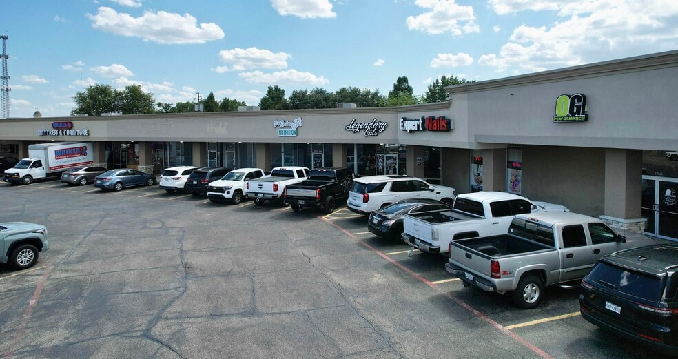 Primary Photo Of 2100 N Main St, Belton Restaurant For Lease