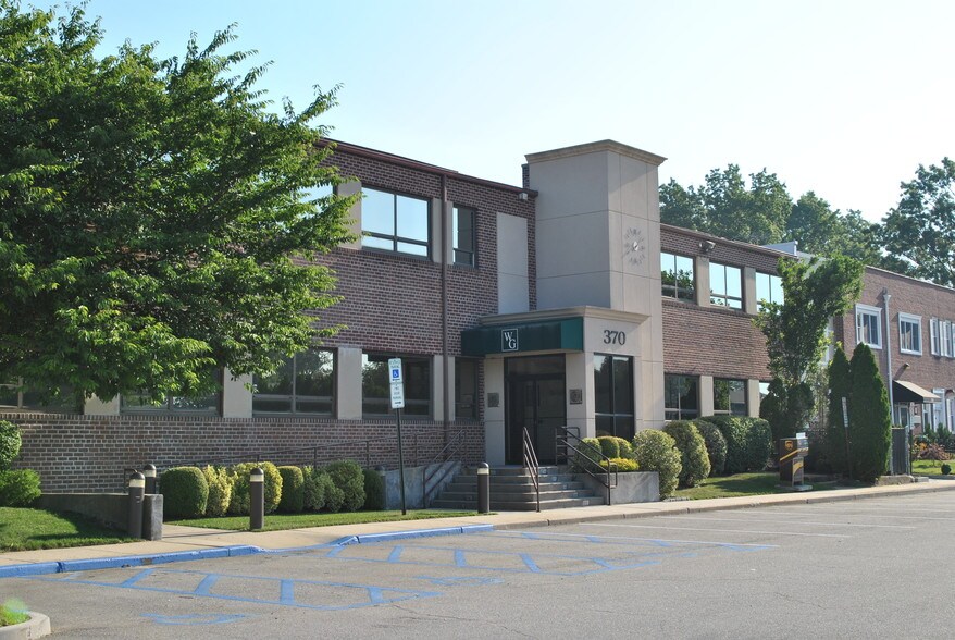 More Photos Of 370 Old Country Rd, Garden City Office For Sale