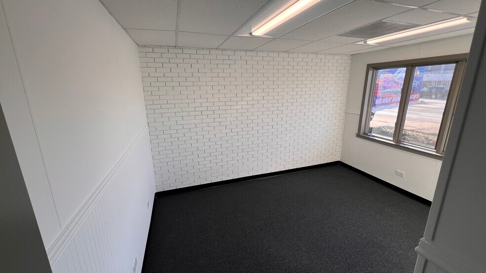 More Photos Of 4700 W 137th St, Crestwood Warehouse For Lease