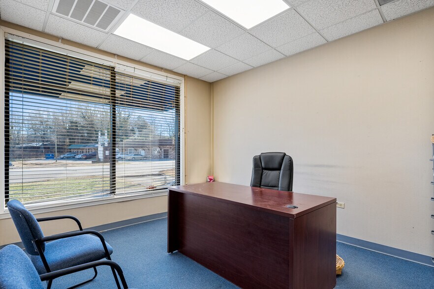 More Photos Of 713 Anderson St, Belton Office For Sale