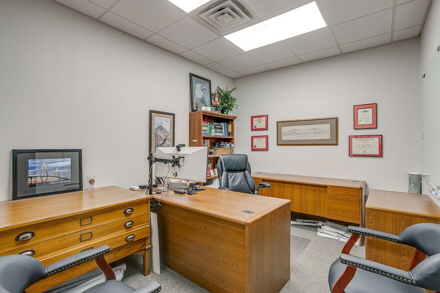 More Photos Of 949 Hilltop Dr, Weatherford Office For Lease