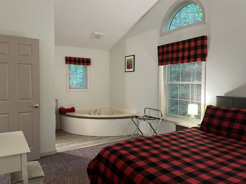 More Photos Of 279 Harrison Rd, Norway Hotel For Sale