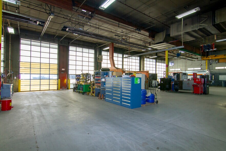 More Photos Of 6433 SE Lake Rd, Portland Distribution For Lease