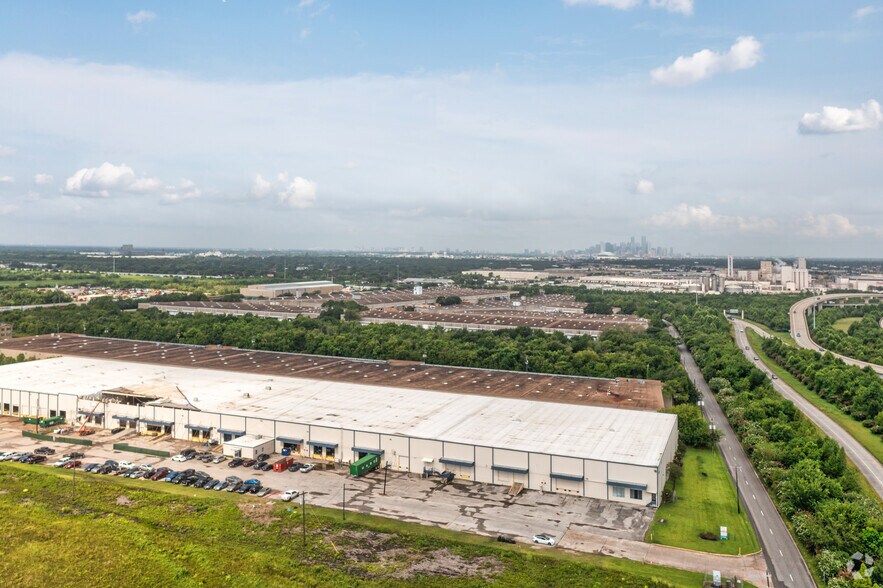 More Photos Of 9990 E I-10 Fwy, Houston Warehouse For Lease