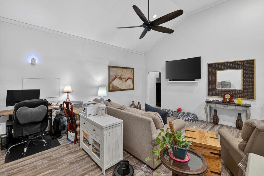 More Photos Of 1607 Norwich St, Brunswick Flex For Sale