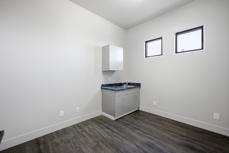 More Photos Of 3939 N Stockton Hill Rd, Kingman Office For Lease