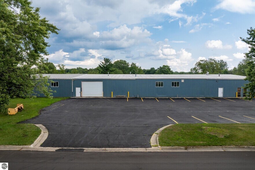 More Photos Of 910 Industrial Dr, Mount Pleasant Warehouse For Sale