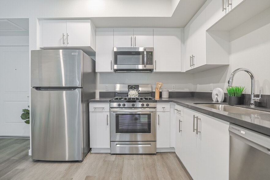More Photos Of 10555 Bloomfield St, Toluca Lake Apartments For Sale