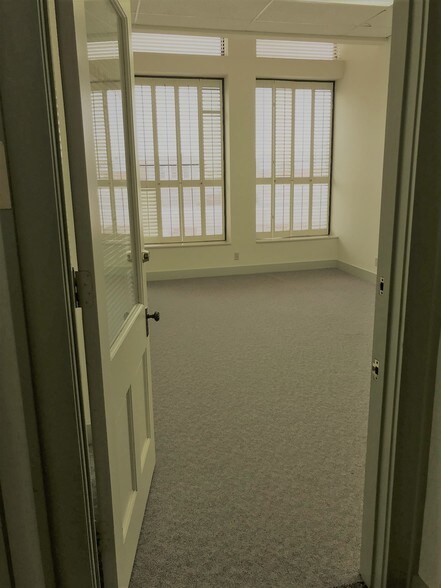 More Photos Of 301-305 W Woodard St, Denison Office For Lease