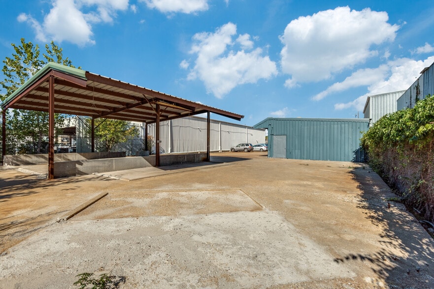 More Photos Of 10820 C F Hawn Fwy, Dallas Warehouse For Sale