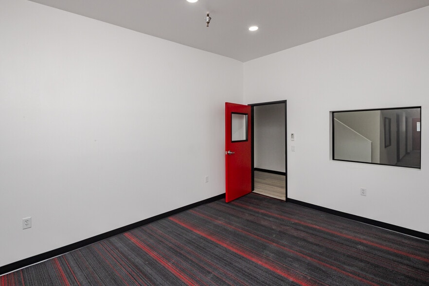 More Photos Of 1851 Commander Dr, Lake Havasu City Freestanding For Lease