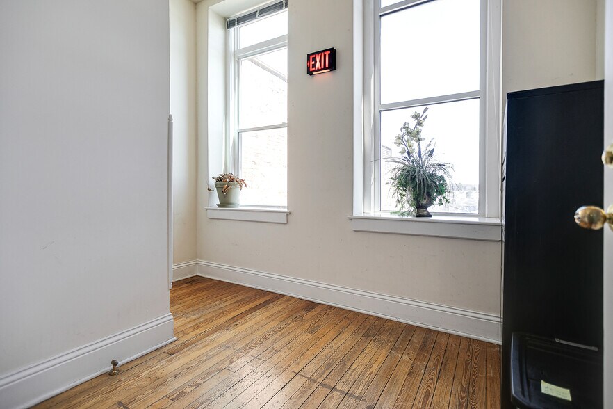 More Photos Of 809 S Main St, Columbia Office For Sale