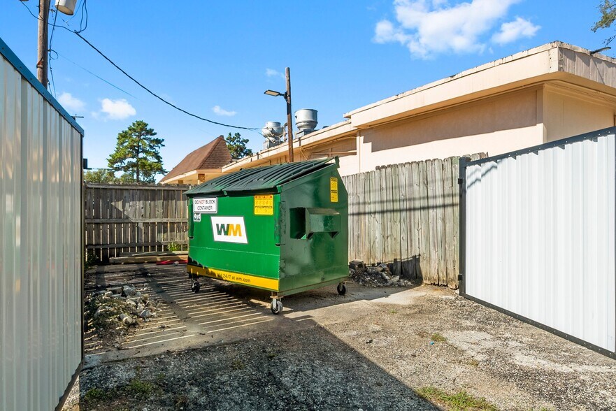 More Photos Of 1400 N Frazier St, Conroe Restaurant For Sale