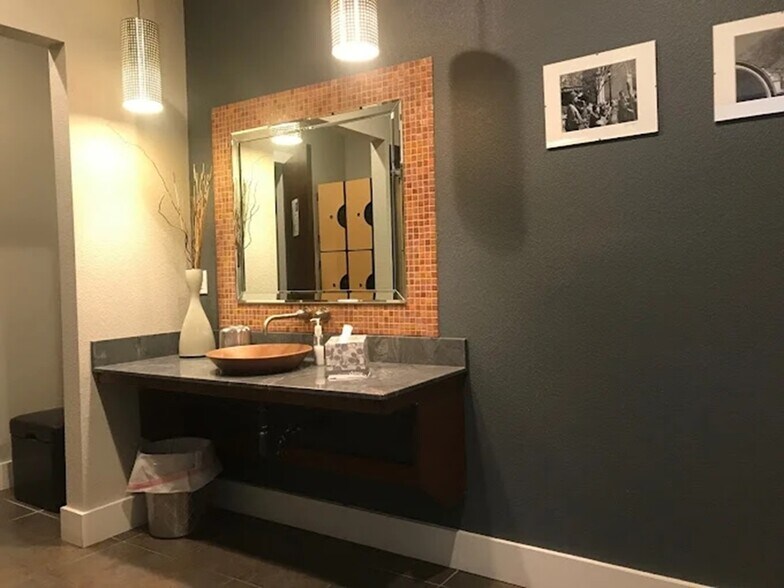 More Photos Of 317 N King St, Hendersonville Medical For Sale