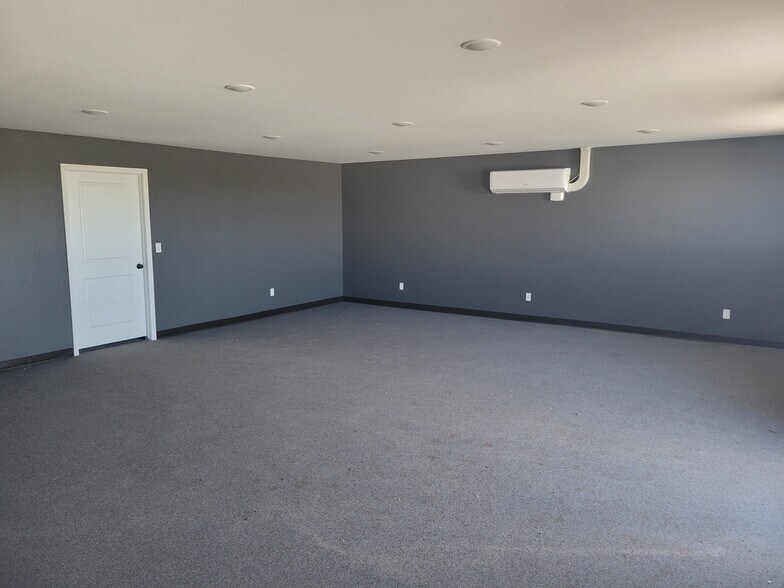 More Photos Of 302 Commercial Loop, Elgin Flex For Lease