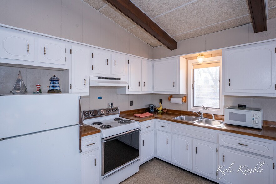 More Photos Of 104 W Houghton Lake Dr, Prudenville Hotel For Sale