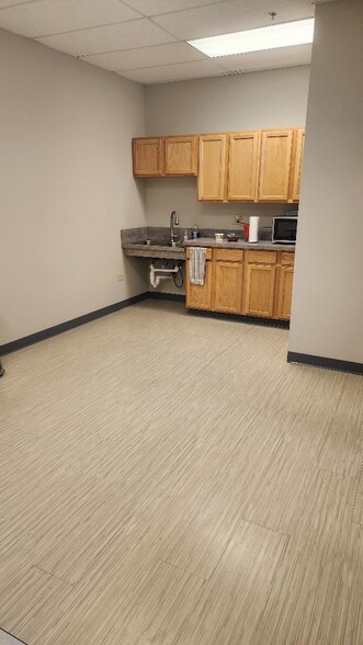 More Photos Of 1880-1888 E Fabyan Pky, Batavia Light Manufacturing For Lease