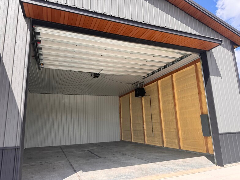 More Photos Of 530 Aircom Dr, Marion Flex For Sale