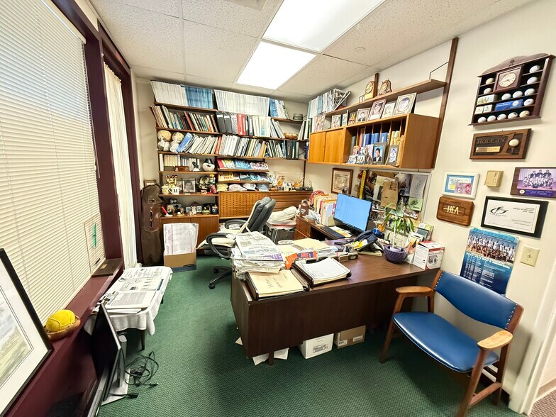 More Photos Of 725 Kapiolani Blvd, Honolulu Office For Lease