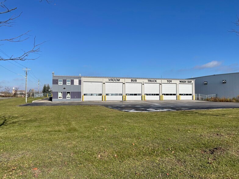 Primary Photo Of 112 King St, Barrie Distribution For Lease