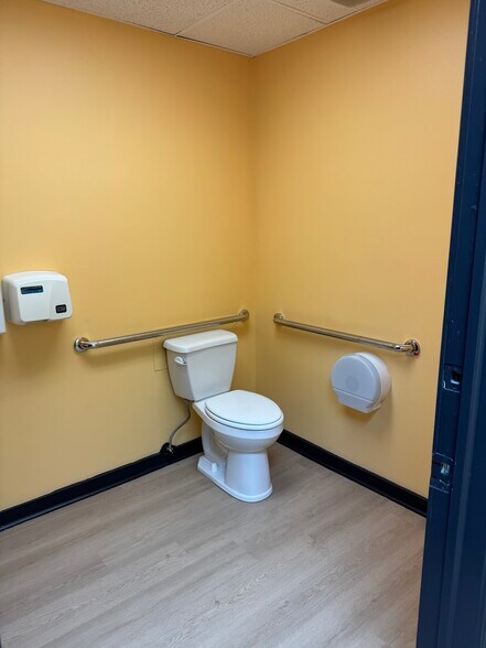 More Photos Of 711 Main St, Grandview Storefront For Lease