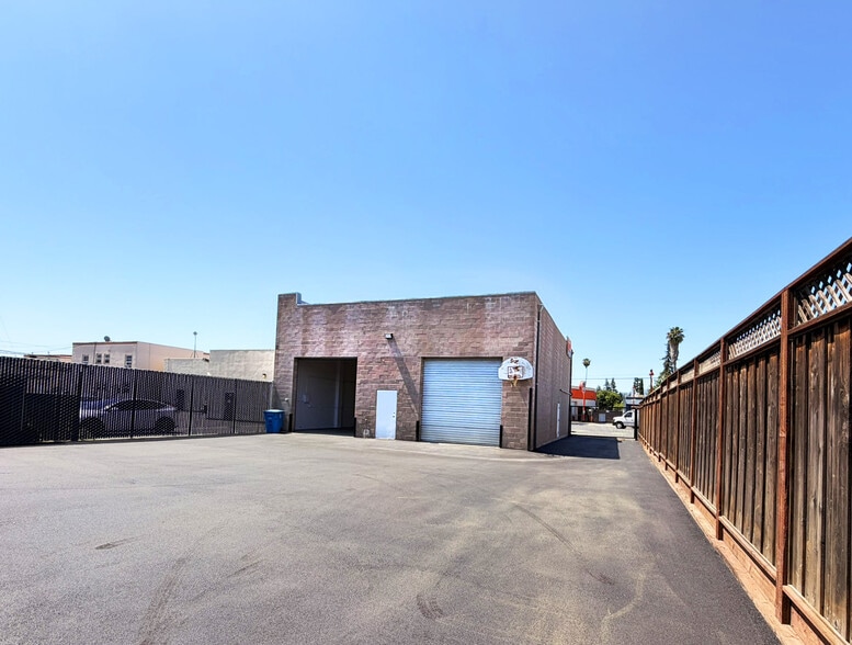 Primary Photo Of 3113 Middlefield Rd, Redwood City Light Distribution For Lease