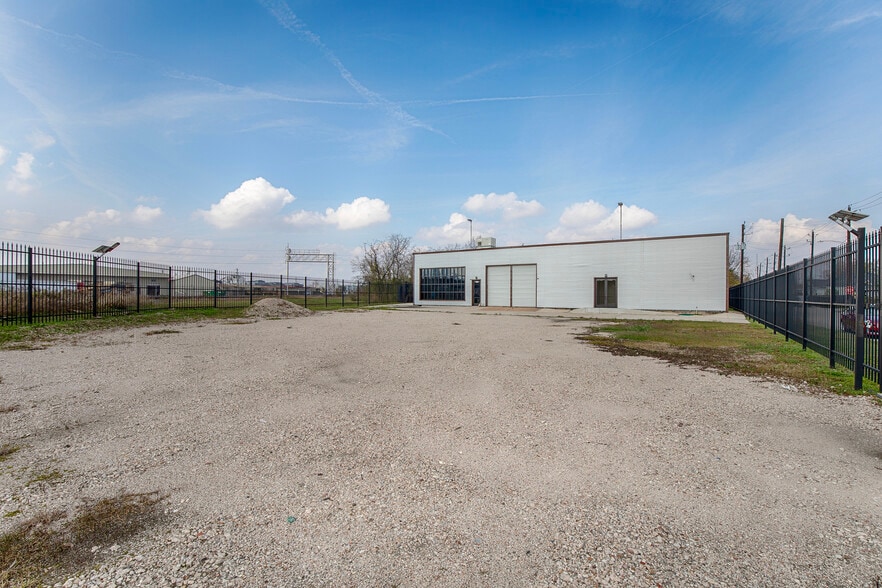 More Photos Of 2219 Brooks St, Houston Warehouse For Sale