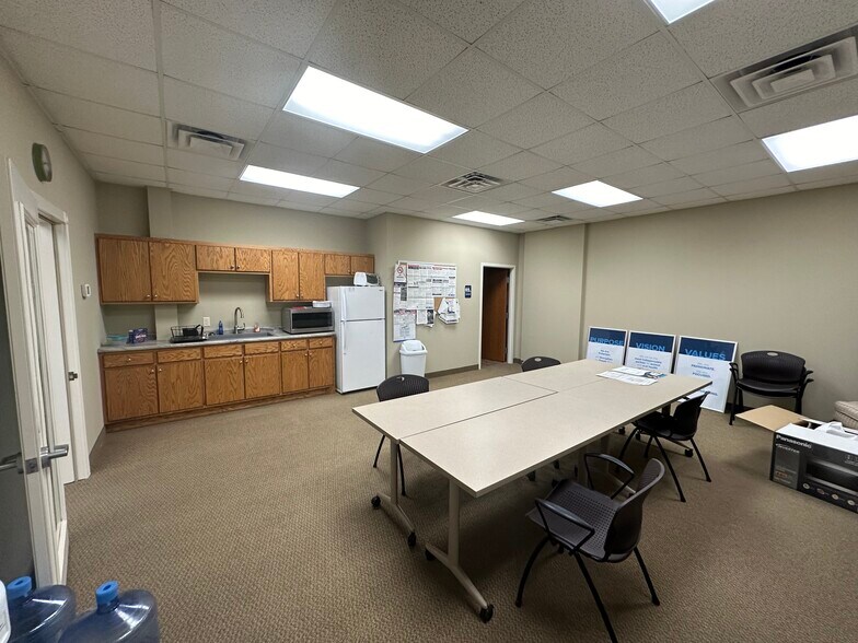 More Photos Of 307 12th Ave S, Buffalo Flex For Lease