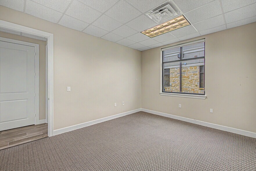 More Photos Of 633 E Fernhurst Dr, Katy Medical For Sale