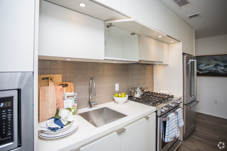 More Photos Of 1800 N Lynn St, Arlington Apartments For Lease