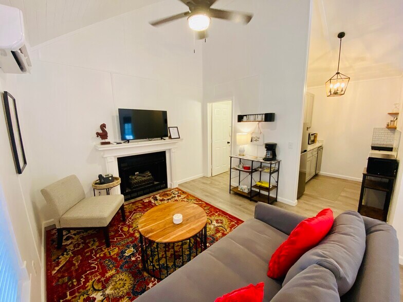 More Photos Of 104 Scudder Ln, Wimberley Hotel For Sale