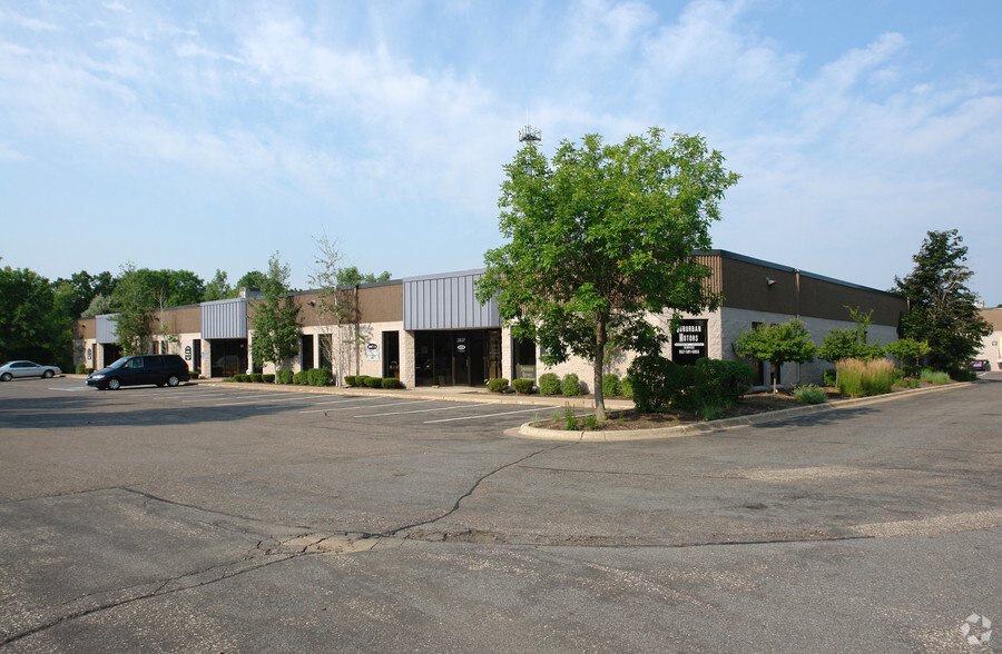 Primary Photo Of 2835-2845 Hedberg Dr, Minnetonka Warehouse For Lease