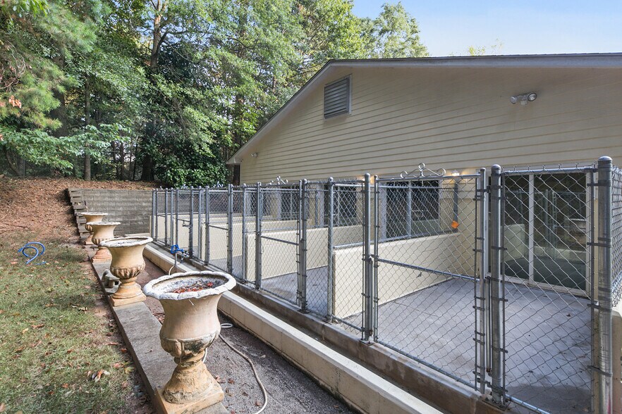 More Photos Of 22 Jefferson Pl, Newnan Veterinarian Kennel For Sale