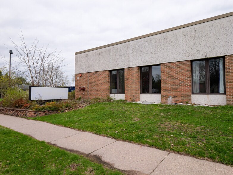 More Photos Of 165 S Chet Krause Dr, Iola Apartments For Sale