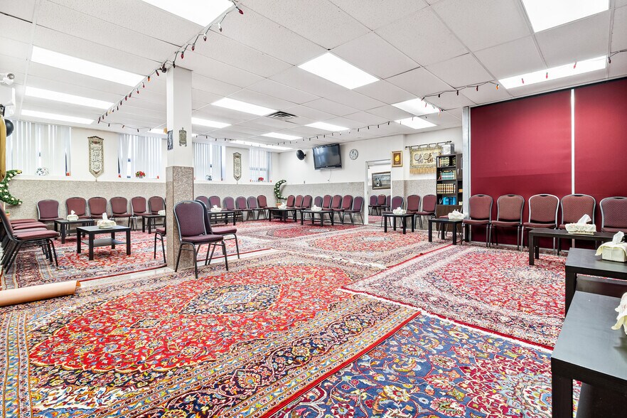 More Photos Of 8270 Av Mountain Sights, Montréal Office For Sale