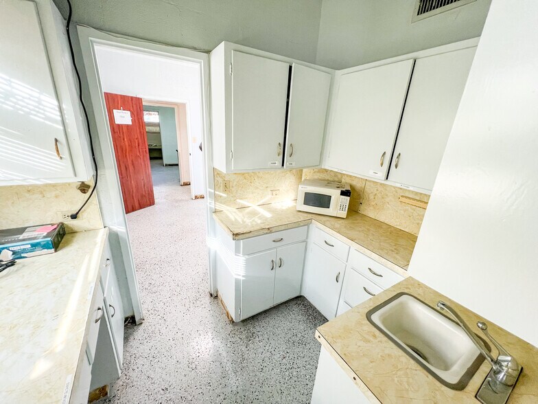 More Photos Of 3400 N Big Spring St, Midland Veterinarian Kennel For Sale