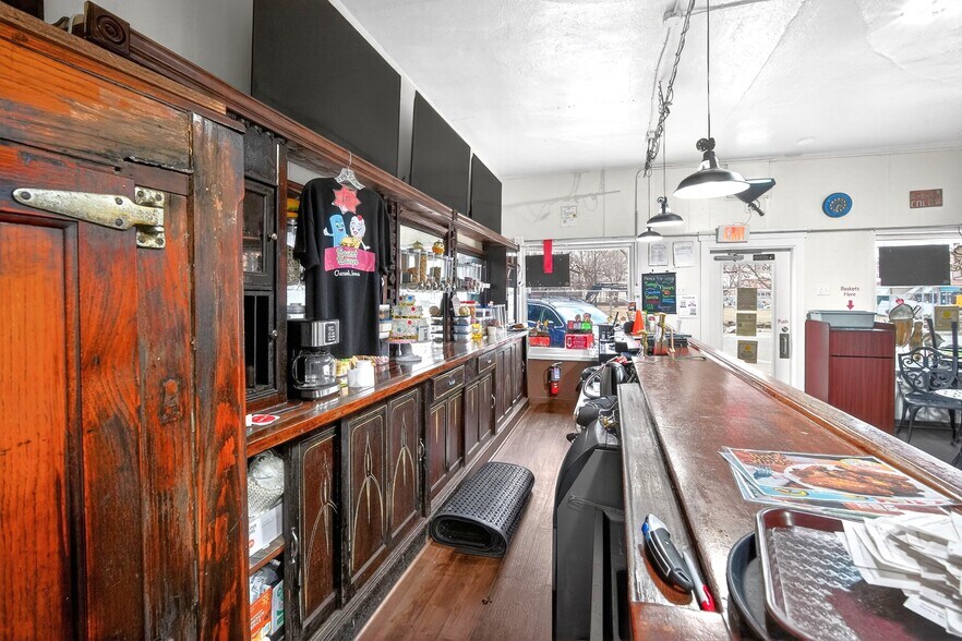 More Photos Of 124 S Fillmore St, Osceola Flex For Sale