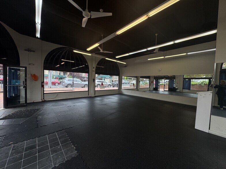 More Photos Of 25 Cuttermill Rd, Great Neck Unknown For Lease