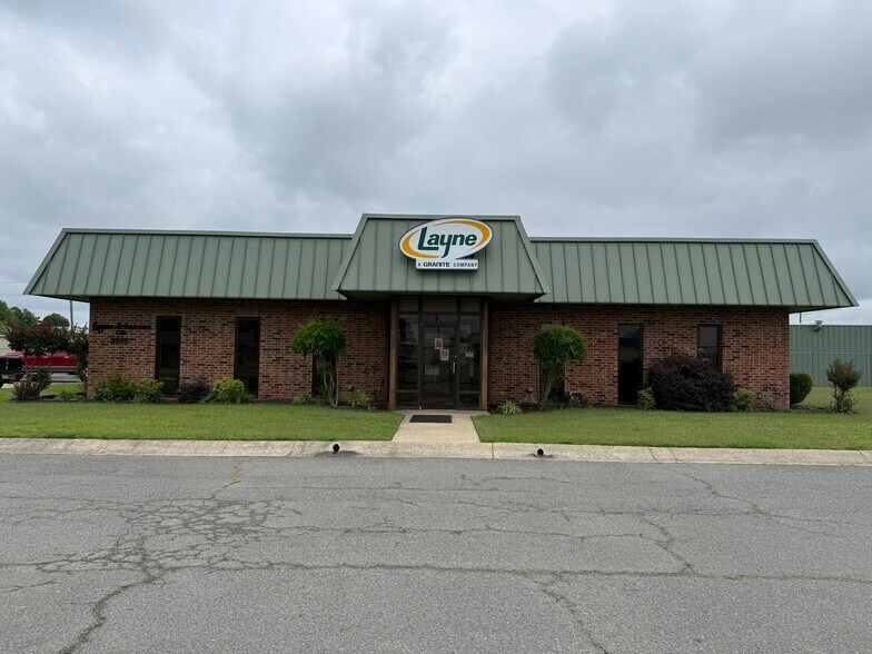 Primary Photo Of 2015 S Main St, Stuttgart Warehouse For Sale