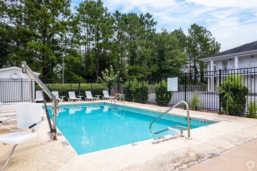 More Photos Of 205 N Highway 301, Jesup Hotel For Sale