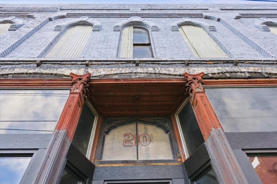 More Photos Of 1017 Washington Ave, Bay City Storefront Retail Residential For Sale