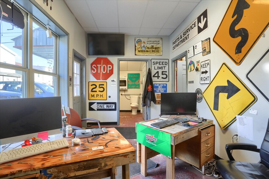 More Photos Of 40 N 4th St, Saint Clair Auto Dealership For Sale