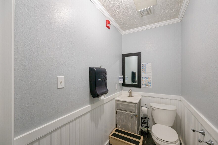 More Photos Of 10366 Highway 100, Scotts Hill Flex For Sale