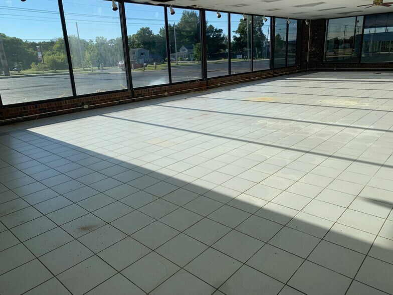 More Photos Of 3926 Pearl Rd, Medina Auto Dealership For Lease